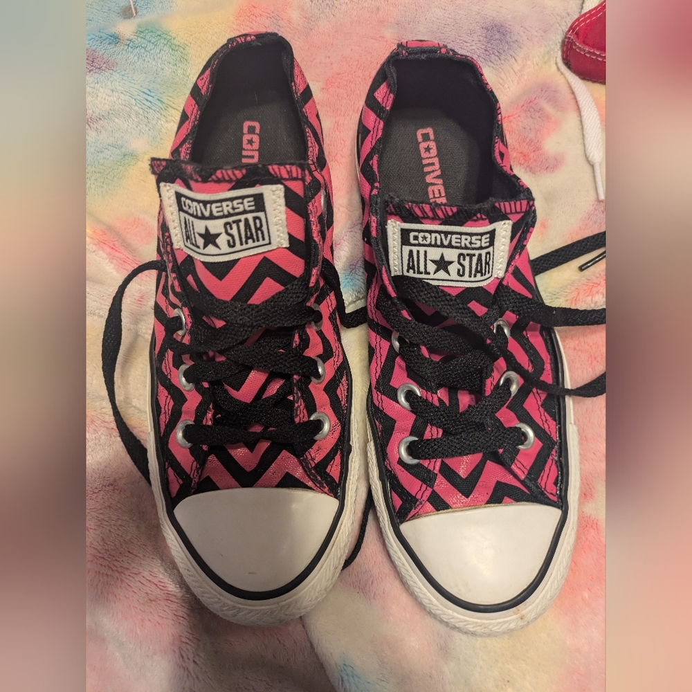 Black and pink striped converse size 7